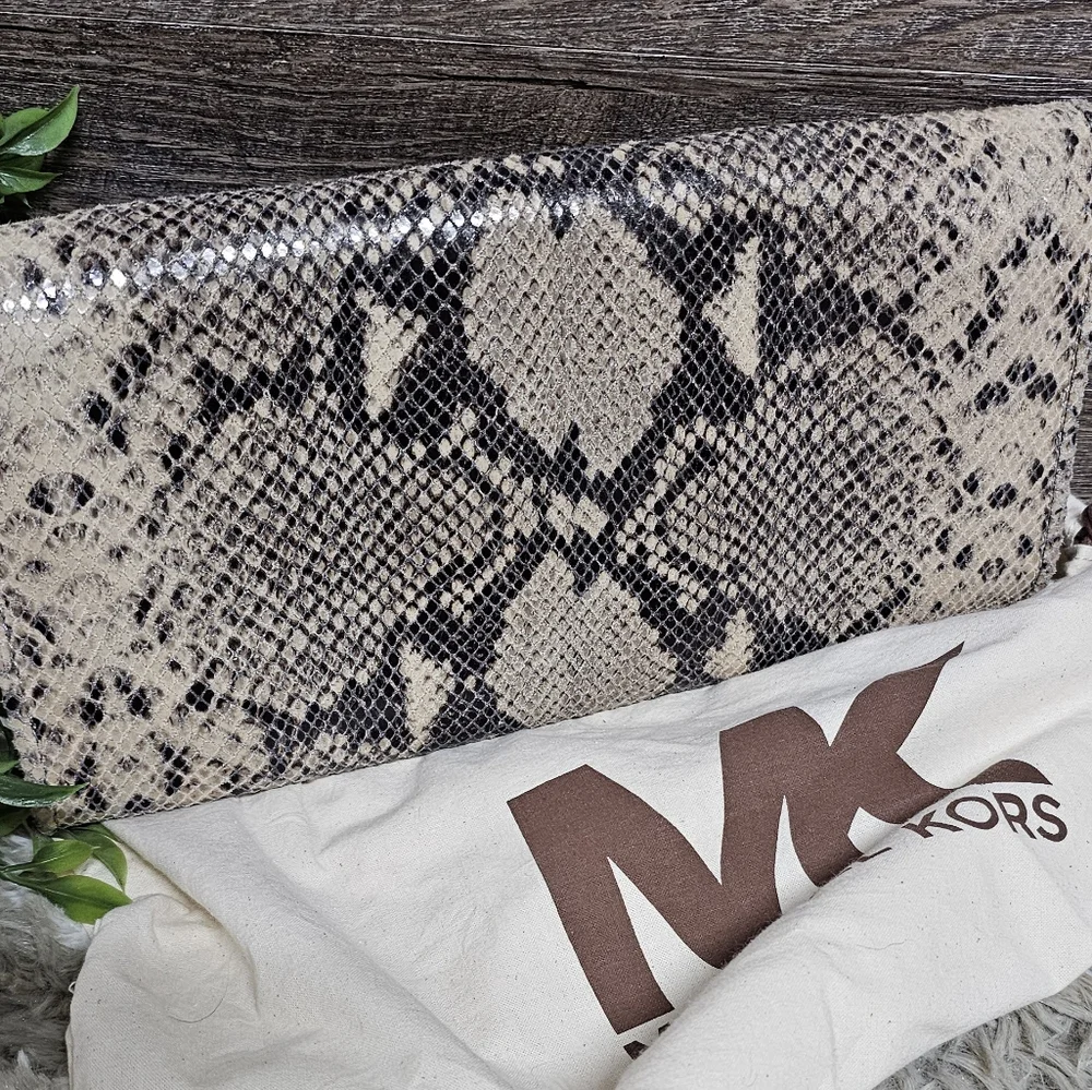 Michael Kors Clutch - Picture 5 of 8